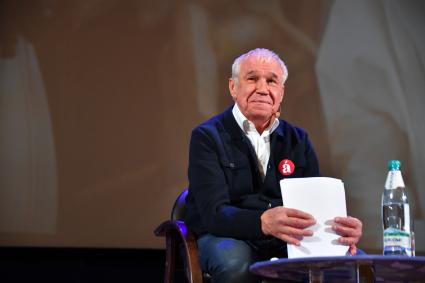 Москва. Актер Сергей Гармаш читает текст`Тотального диктанта` в Национальном исследовательском технологическом университете МИСиС.