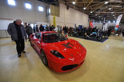 Москва. Автомобиль Ferrari F430 на выставке `Мотовесна` в `Экспоцентре`.