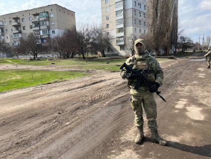 Украина. Харьковская область. г.Купянск. Военная операции РФ по демилитаризации Украины. Российский военнослужащий наблюдает за дорогой.