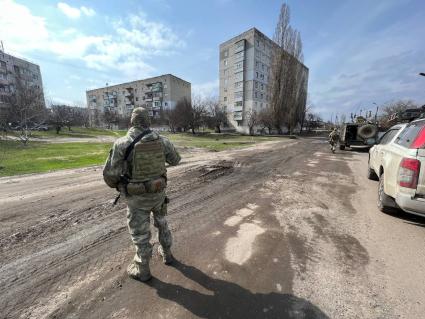 Украина. Харьковская область. г.Купянск. Военная операции РФ по демилитаризации Украины. Российский военнослужащий наблюдает за дорогой.