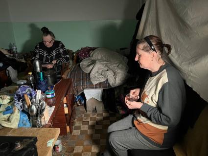 Украина. Харьковская область. г.Изюм. Военная операции РФ по демилитаризации Украины. Местные жительницы в бомбоубежище приборостроительного завода. Ранее в заводе располагались бойцы `Правого сектора`*.
* - (террористическая организация, запрещенная в РФ)