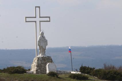 Украина. Харьковская область. г.Изюм. Военная операции РФ по демилитаризации Украины. Российский флаг на горе Кременец у памятника жертвам Голодомора.