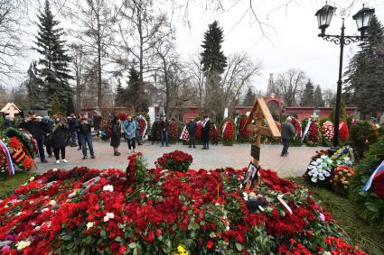 Москва. Могила руководителя фракции ЛДПР Владимира Жириновского на Новодевичьем кладбище.