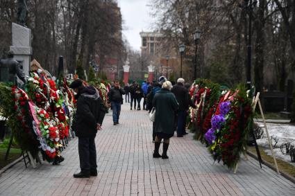 Москва. Венки у могилы руководителя фракции ЛДПР Владимира Жириновского на Новодевичьем кладбище.