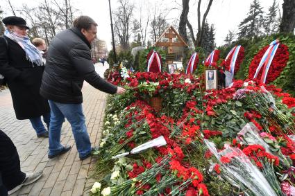 Москва. Могила руководителя фракции ЛДПР Владимира Жириновского на Новодевичьем кладбище.