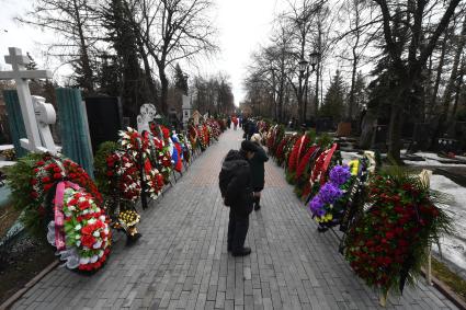 Москва. Венки у могилы руководителя фракции ЛДПР Владимира Жириновского на Новодевичьем кладбище.