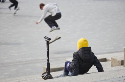 Пермь. Молодые люди катаются на скейтборде.