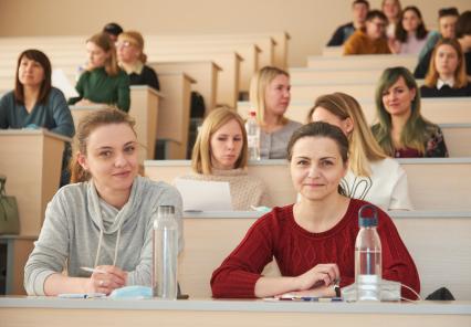 Пермь. Участницы во время ежегодной образовательной акции `Тотальный диктант - 2022`.