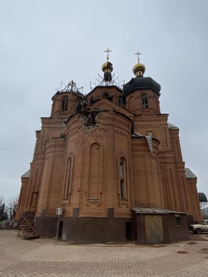 Украина. г.Мариуполь. Левобережный район. На смотровой площадке  храм Архистратига Михаила, обстрелянный армией ВСУ.