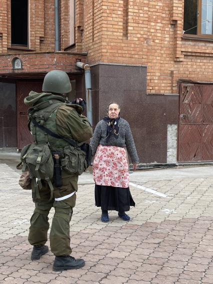 Украина. г.Мариуполь. Левобережный район. `Храмовая бабушка` Татьяна у храма Архистратига Михаила.