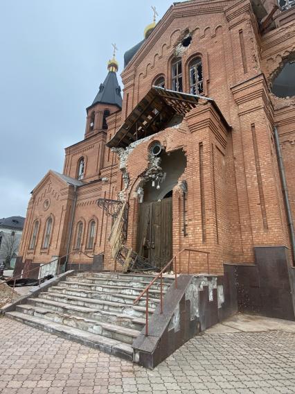 Украина. г.Мариуполь. Левобережный район. На смотровой площадке  храм Архистратига Михаила, обстрелянный армией ВСУ.