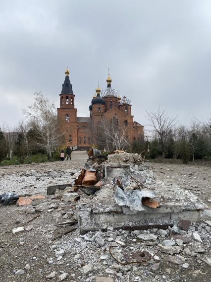 Украина. г.Мариуполь. Левобережный район. На смотровой площадке перед храмом Архистратига Михаила, тремя минами армия ВСУ разбила в дребезги памятник Митрополиту Иллариону.