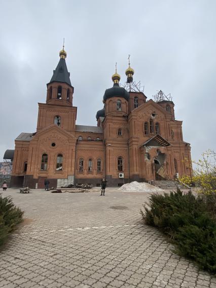 Украина. г.Мариуполь. Левобережный район. На смотровой площадке  храм Архистратига Михаила, обстрелянный армией ВСУ.