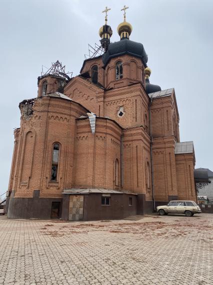 Украина. г.Мариуполь. Левобережный район. На смотровой площадке  храм Архистратига Михаила, обстрелянный армией ВСУ.