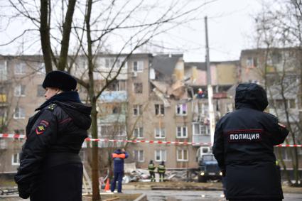 Московская область. Ступино.  Сотрудники полиции во время разбора  завалов на месте взрыва газа в жилом доме.