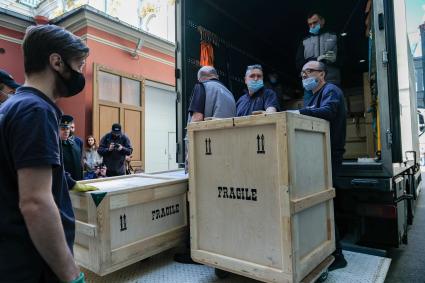 Санкт-Петербург. Разгрузка экспонатов, прибывших с выставки из Милана, во дворе Главного музейного комплекса Эрмитажа, задержанных на пограничном пункте Финляндия - Россия `Ваалимаа` из-за санкций.