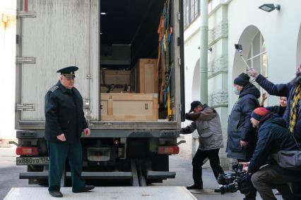 Санкт-Петербург. Разгрузка экспонатов, прибывших с выставки из Милана, во дворе Главного музейного комплекса Эрмитажа, задержанных на пограничном пункте Финляндия - Россия `Ваалимаа` из-за санкций.