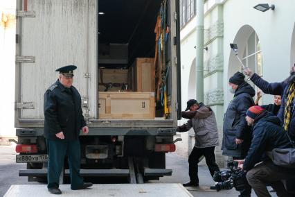 Санкт-Петербург. Разгрузка  экспонатов, прибывших с выставки из Милана,  во дворе Главного музейного комплекса Эрмитажа, задержанных  на пограничном пункте Финляндия - Россия `Ваалимаа` из-за санкций.