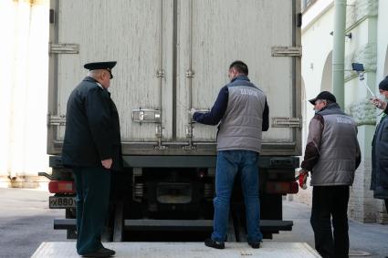 Санкт-Петербург. Разгрузка  экспонатов, прибывших с выставки из Милана,  во дворе Главного музейного комплекса Эрмитажа, задержанных  на пограничном пункте Финляндия - Россия `Ваалимаа` из-за санкций.