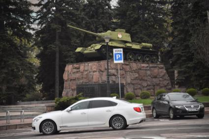 ДНР. г.Донецк. Памятник Гринкевичу, представляющий собой танк Т-34 на постаменте, в сквере Театральной площади.