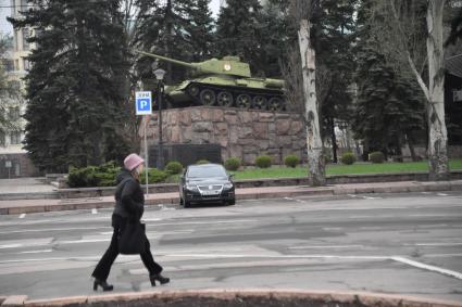 ДНР. г.Донецк. Памятник Гринкевичу, представляющий собой танк Т-34 на постаменте, в сквере Театральной площади.