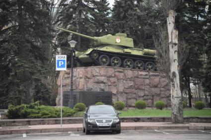 ДНР. г.Донецк. Памятник Гринкевичу, представляющий собой танк Т-34 на постаменте, в сквере Театральной площади.