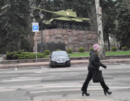 ДНР. г.Донецк. Памятник Гринкевичу, представляющий собой танк Т-34 на постаменте, в сквере Театральной площади.