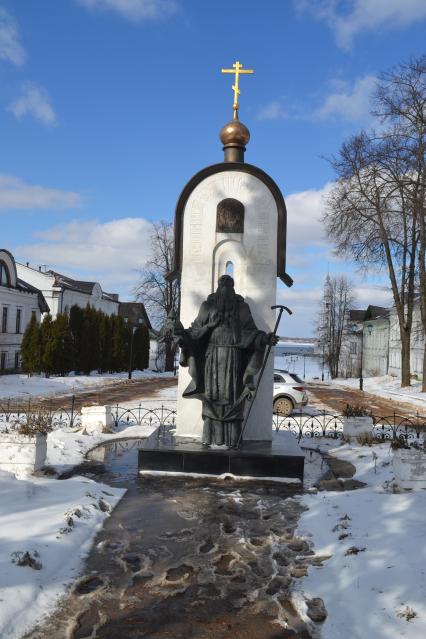 Тверская область, Калязин. Памятник калязинскому святителю, Преподобному Макарию.