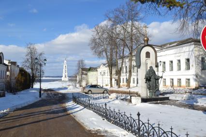 Тверская область, Калязин. Вид на колокольню Никольского собора, расположенную на искусственном острове Угличского водохранилища и на памятник калязинскому святителю, Преподобному Макарию.