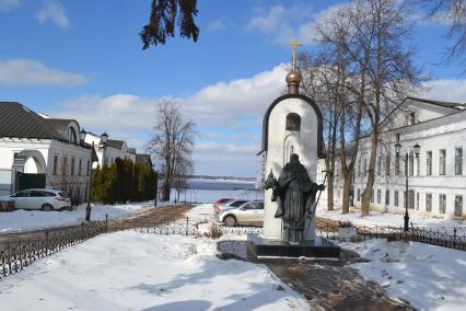 Тверская область, Калязин. Памятник калязинскому святителю, Преподобному Макарию.