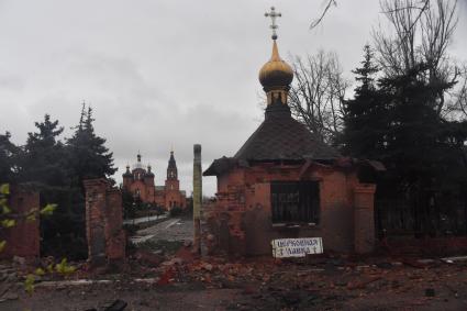 Украина. г.Мариуполь. Левобережный район. На смотровой площадке храм Архистратига Михаила, обстрелянный армией ВСУ.