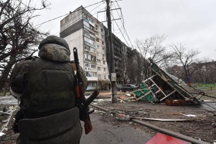 Украина. г.Мариуполь. Освобожденный район Восточный. Разрушенные дома и продуктовая палатка.