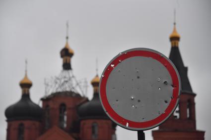 Украина. г.Мариуполь. Левобережный район. На смотровой площадке храм Архистратига Михаила, обстрелянный армией ВСУ.