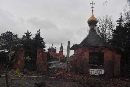 Украина. г.Мариуполь. Левобережный район. На смотровой площадке храм Архистратига Михаила, обстрелянный армией ВСУ.