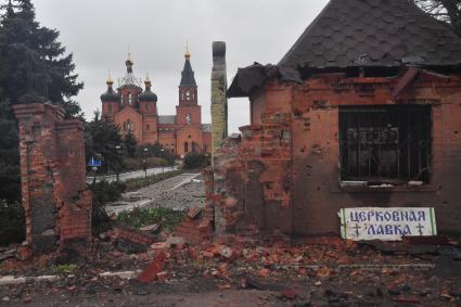 Украина. г.Мариуполь. Левобережный район. На смотровой площадке храм Архистратига Михаила, обстрелянный армией ВСУ.