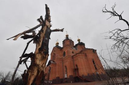 Украина. г.Мариуполь. Левобережный район. На смотровой площадке храм Архистратига Михаила, обстрелянный армией ВСУ.