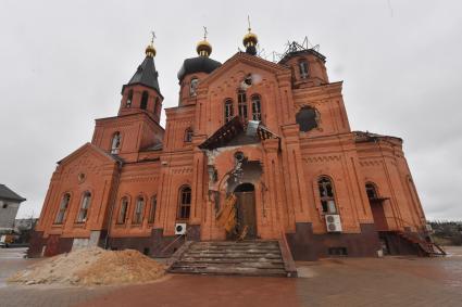 Украина. г.Мариуполь. Левобережный район. На смотровой площадке храм Архистратига Михаила, обстрелянный армией ВСУ.