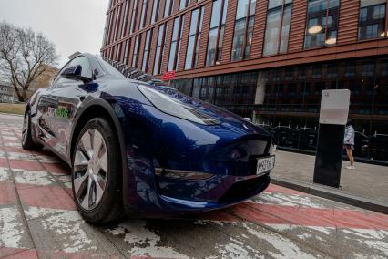 Москва. Электрокар Tesla Model Y оператора каршеринга `Ситидрайв`.