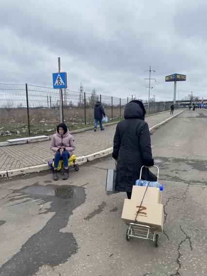 Украина. г.Мариуполь. Местные жители получают гуманитарную помощь в гипермаркете.