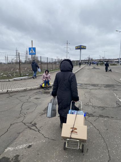 Украина. г.Мариуполь. Местные жители получают гуманитарную помощь в гипермаркете.