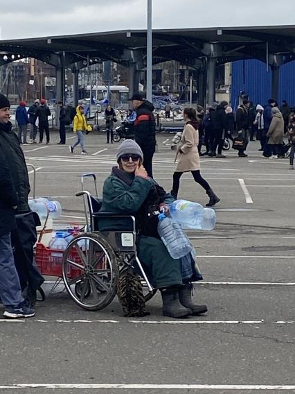 Украина. г.Мариуполь. Местные жители получают гуманитарную помощь в гипермаркете.