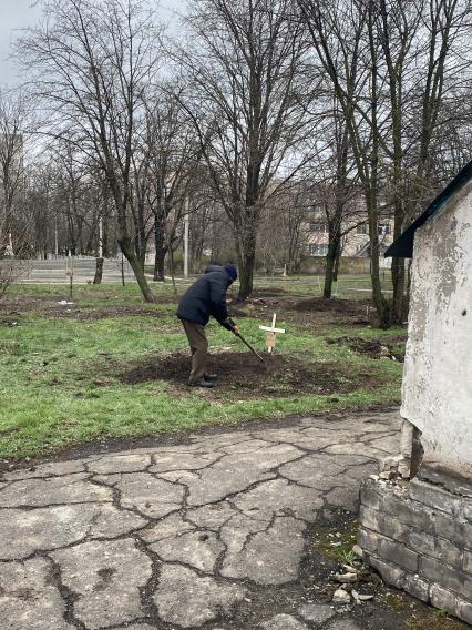 Украина. г.Мариуполь. Местные жители хоронят своих близких в городе.