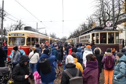 Москва. Горожане   во время парада  трамваев   в честь 123-летия открытия первой трамвайной линии в Москве.