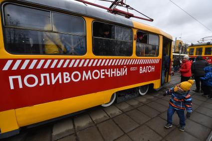 Москва. Посетители  во время парада  трамваев   в честь 123-летия открытия первой трамвайной линии в Москве.