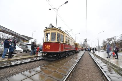 Москва.  Ретротрамвай у  Музейно-выставочного центра `Рабочий и колхозница`во время парада  трамваев   в честь 123-летия открытия первой трамвайной линии в Москве.