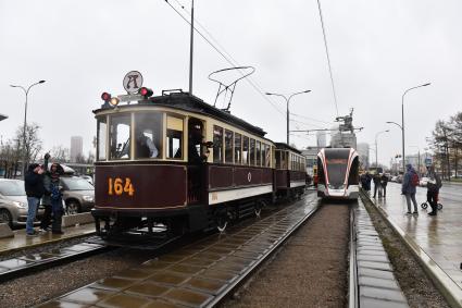 Москва. Ретротрамвай у Музейно-выставочного центра `Рабочий и колхозница`во время парада трамваев в честь 123-летия открытия первой трамвайной линии в Москве.