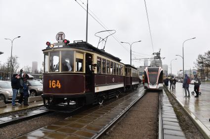 Москва.  Ретротрамвай у  Музейно-выставочного центра `Рабочий и колхозница`во время парада  трамваев   в честь 123-летия открытия первой трамвайной линии в Москве.