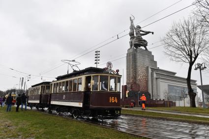 Москва. Ретротрамвай у Музейно-выставочного центра `Рабочий и колхозница`во время парада трамваев в честь 123-летия открытия первой трамвайной линии в Москве.