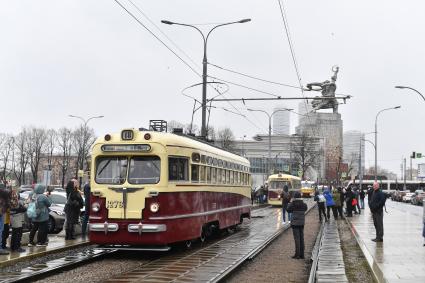 Москва.  Ретротрамвай у  Музейно-выставочного центра `Рабочий и колхозница`во время парада  трамваев   в честь 123-летия открытия первой трамвайной линии в Москве.