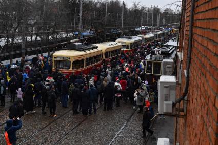 Москва. Горожане   во время парада  трамваев   в честь 123-летия открытия первой трамвайной линии в Москве.